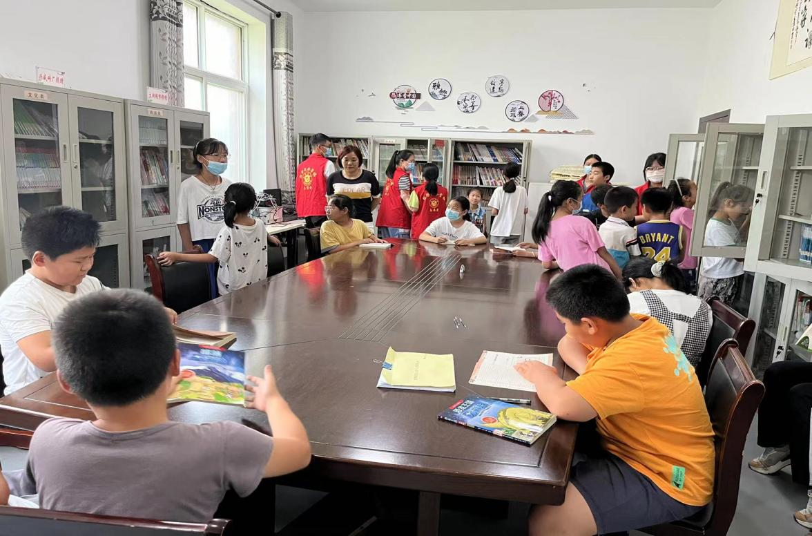 伦掌镇文化站开展“读经典  书香暑假”活动
