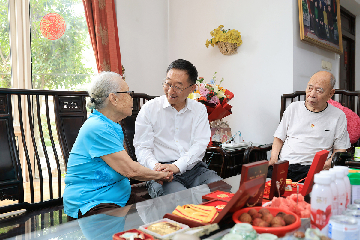 刘宁“七一”前夕走访慰问老党员老战士