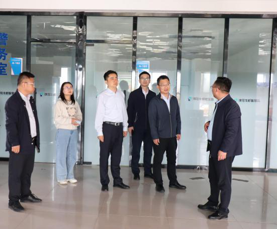 濮阳市委网信办主任张华一行莅临电商园参观调研