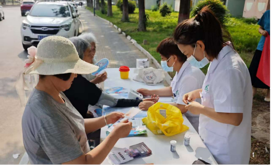 華龍區開展“銀齡健康，從心啟航” 老年健康宣傳服務活動