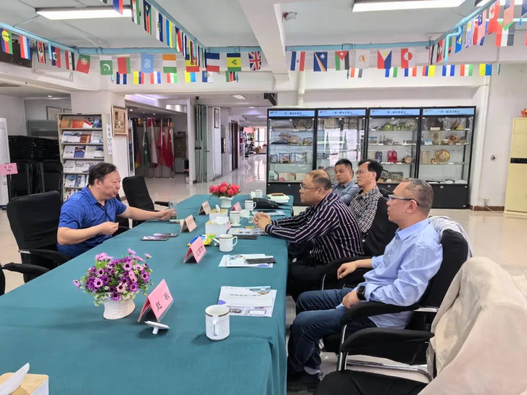 濮阳经开区电商办主任刘杰带队前往郑州新丝路外服平台参观学习