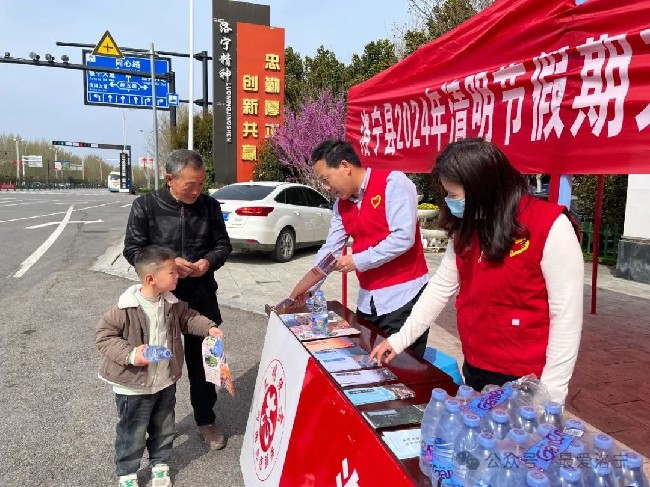 文明旅游正面引导丨清明节假期洛宁县积极开展文明旅游志愿服务活动