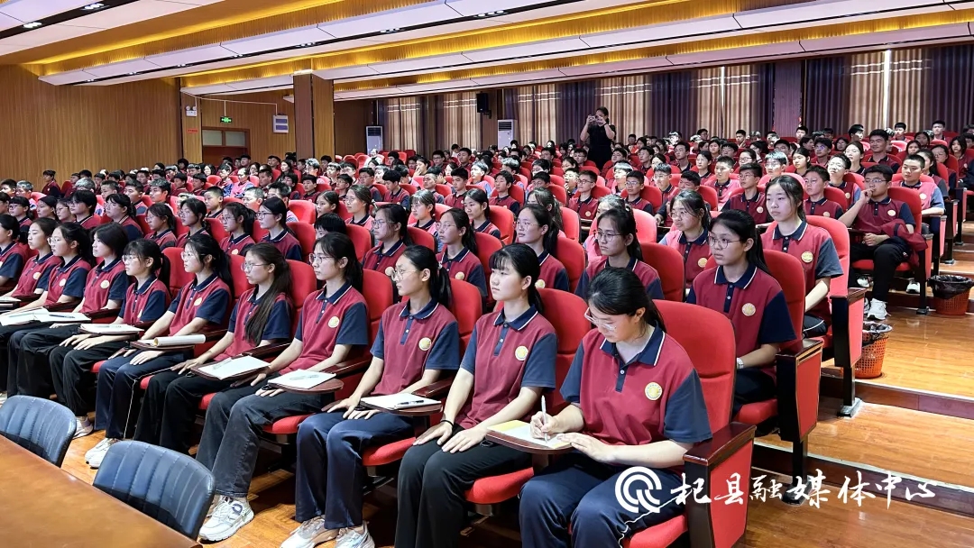 我县党的二十大精神"老兵宣讲团"走进杞县创新学校开展专题宣讲活动