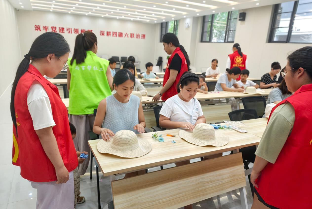 中华路街道：吾悦社区开展“巧手制美帽 邻里享夏趣”手工活动