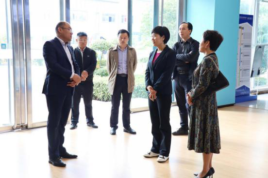 濮阳市科技局党组书记李国艳莅临电商园参观考察