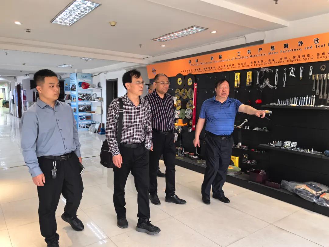 濮阳经开区电商办主任刘杰带队前往郑州新丝路外服平台参观学习