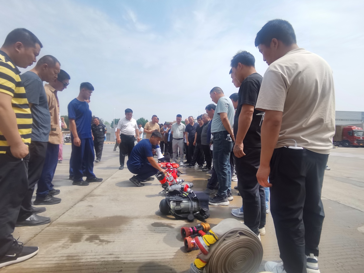 航空港区消防救援支队港北大队联合滨河办事处深入辖区仓储物流企业开展消防培训演练