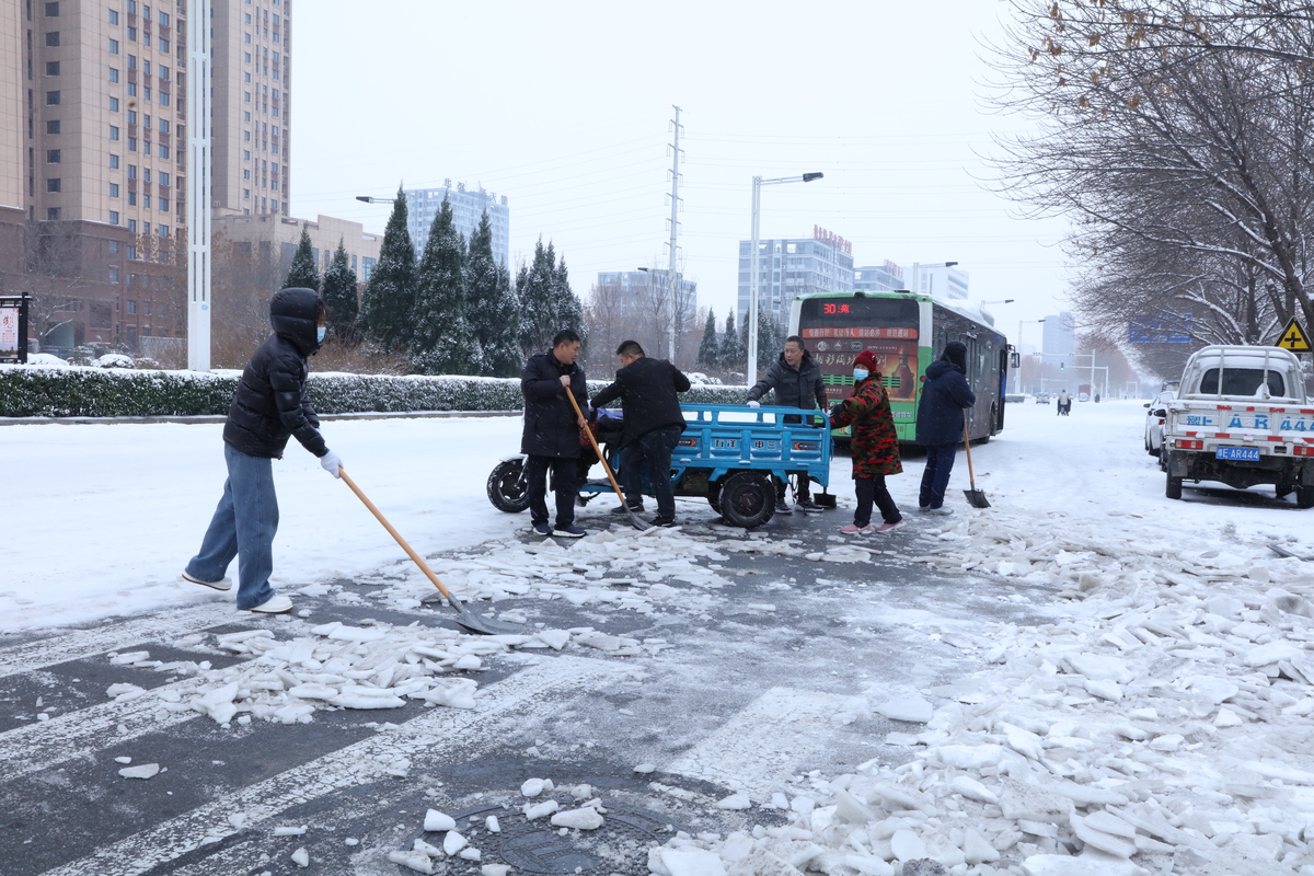 高新区管委会以雪为令清除积雪保畅通