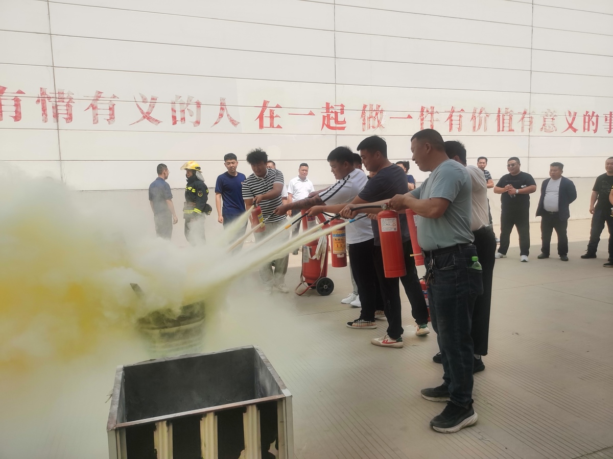 航空港区消防救援支队港北大队联合滨河办事处深入辖区仓储物流企业开展消防培训演练