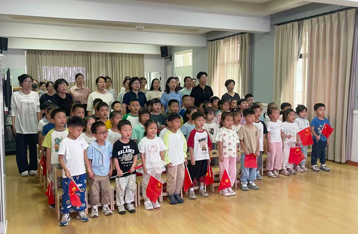 省直三幼组织观看抗战胜利80周年阅兵活动