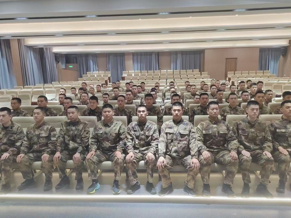 “红耀华龙”老兵宣讲团为预定新兵上好役前教育第一课