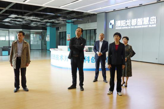 濮阳市科技局党组书记李国艳莅临电商园参观考察
