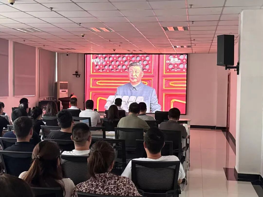 观看阅兵盛典 赓续抗战精神