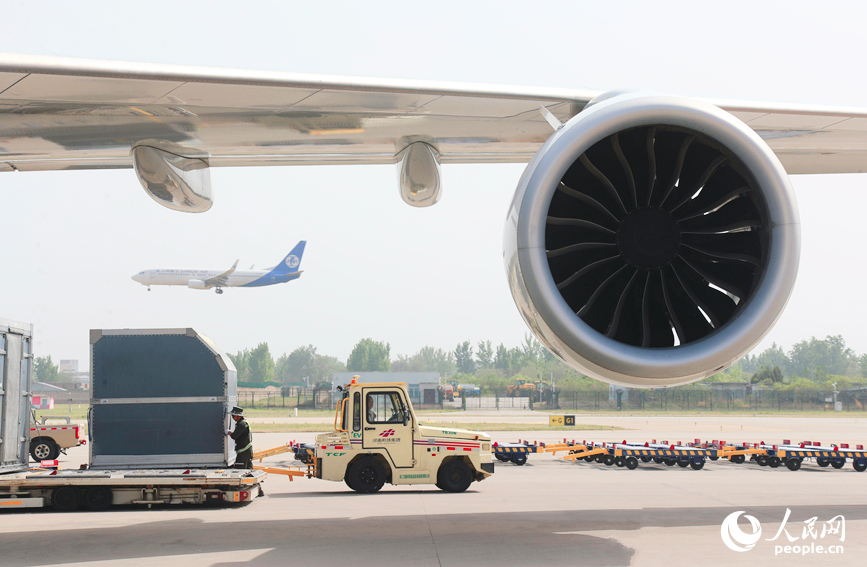 机场装卸区货物运输一片繁忙。人民网 霍亚平摄