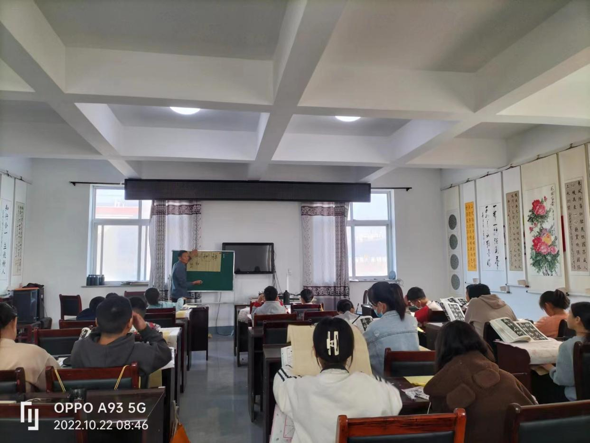 伦掌镇“学书法、诵经典、传文化公益课堂”  