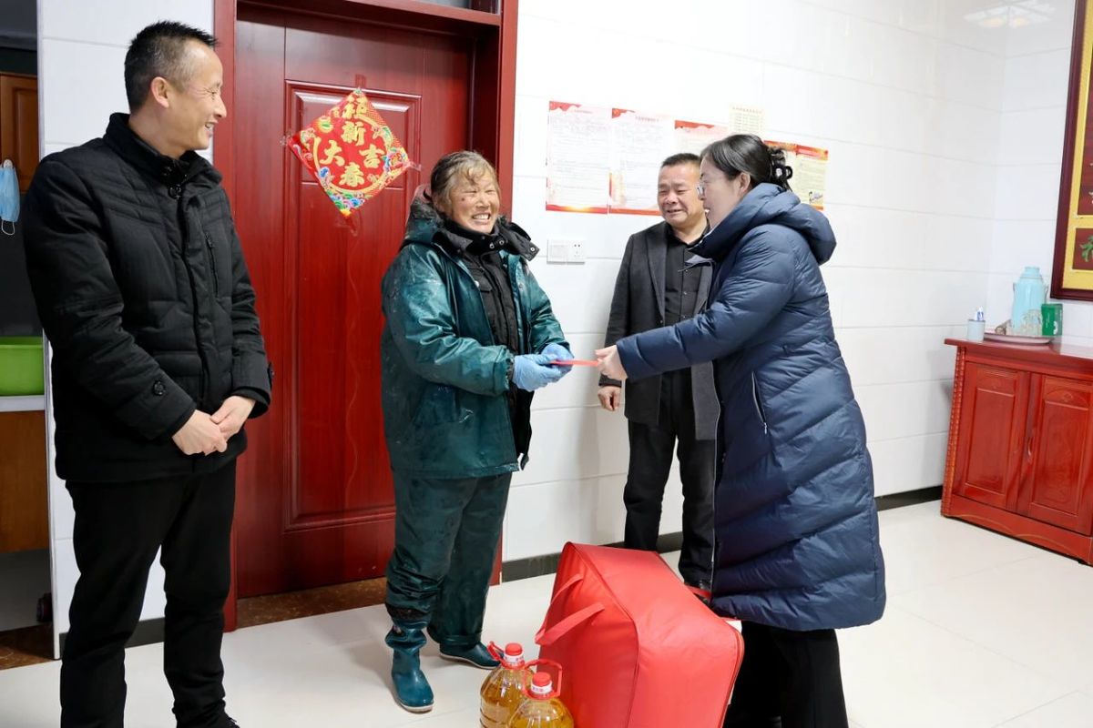 邵燕到双柳树镇走访慰问困难群众