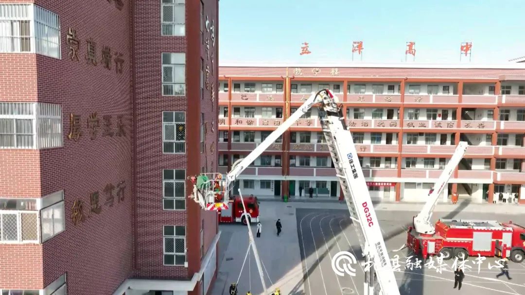 我县组织开展寄宿制学校灭火救援疏散逃生演练-杞县要闻--杞县人民