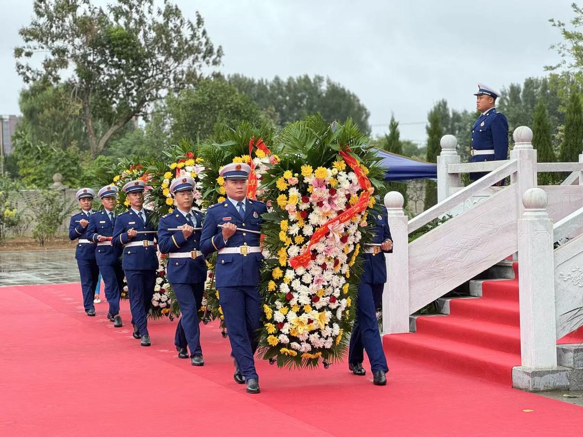 华龙区举行烈士纪念日向人民英雄敬献花篮仪式