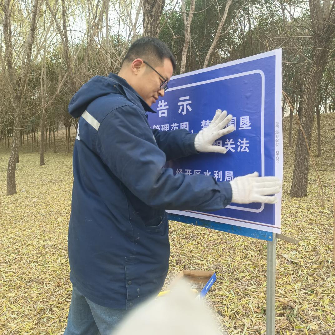 区河长办修缮更新濮上河沿线处河道岸坡警示牌