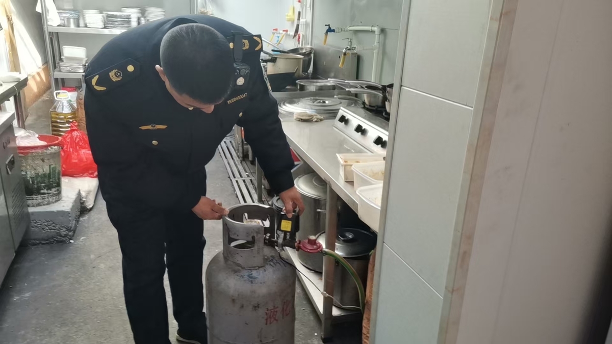 殷都区市场监管局开展安全生产隐患排查整治工作