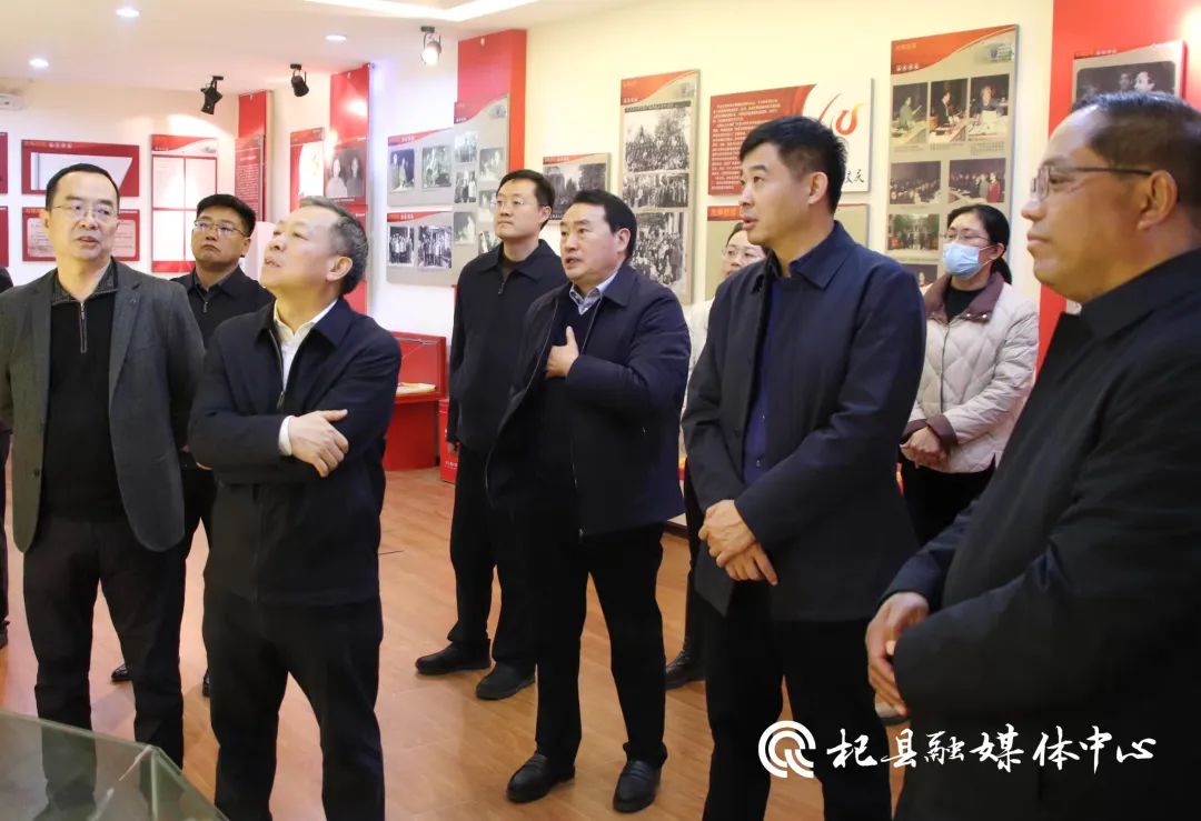 中国记协党组成员书记处书记殷陆君走进杞县大同中学穆青纪念馆开展