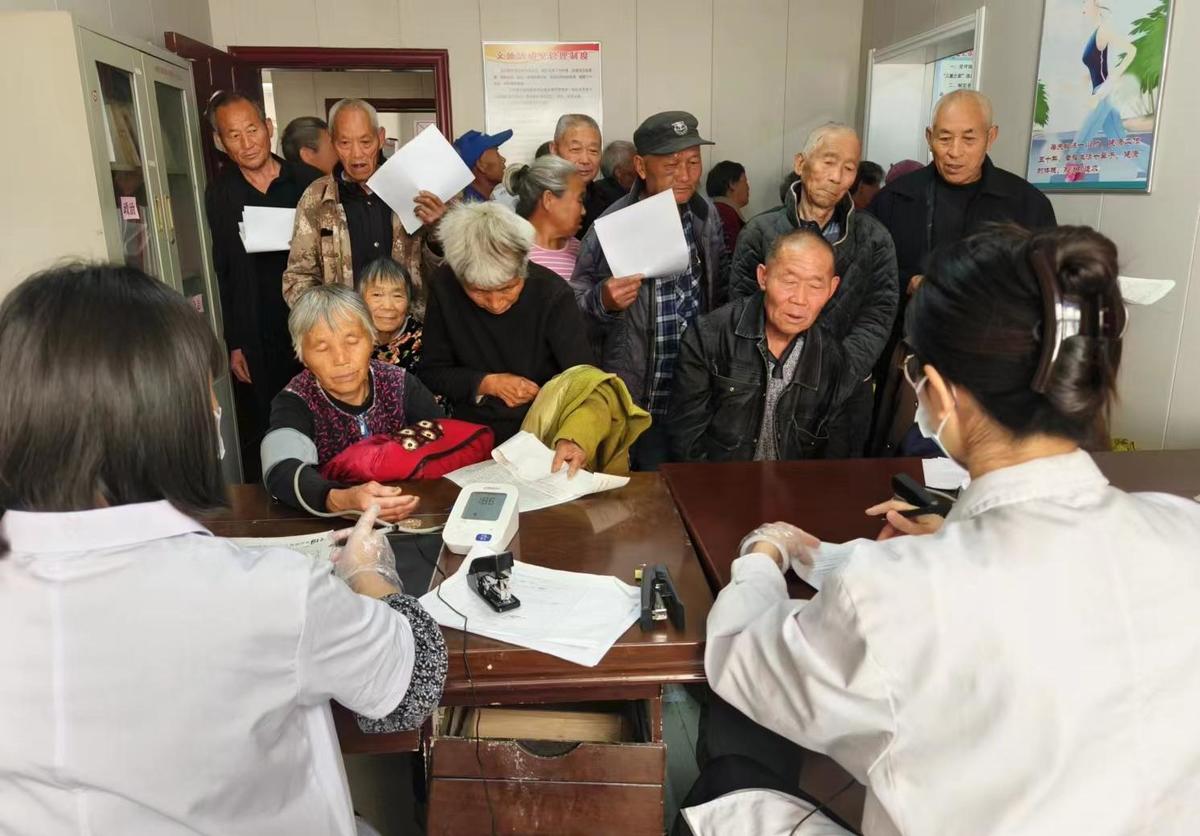 清河办事处开展“送医下乡 情暖百姓”主题义诊活动