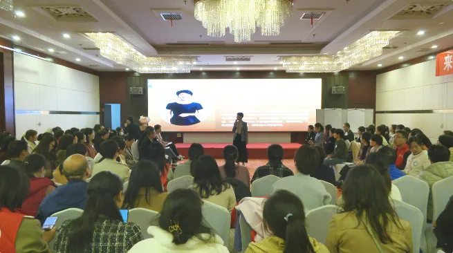 广顺社区邀请扶鹰教育开办智慧父母公益讲座