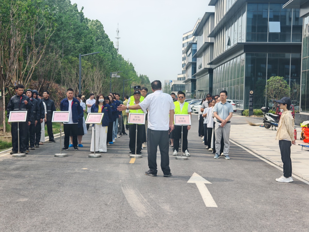 银河办事处紧盯产业园区安全生产，现场指导企业防汛应急及消防疏散演练