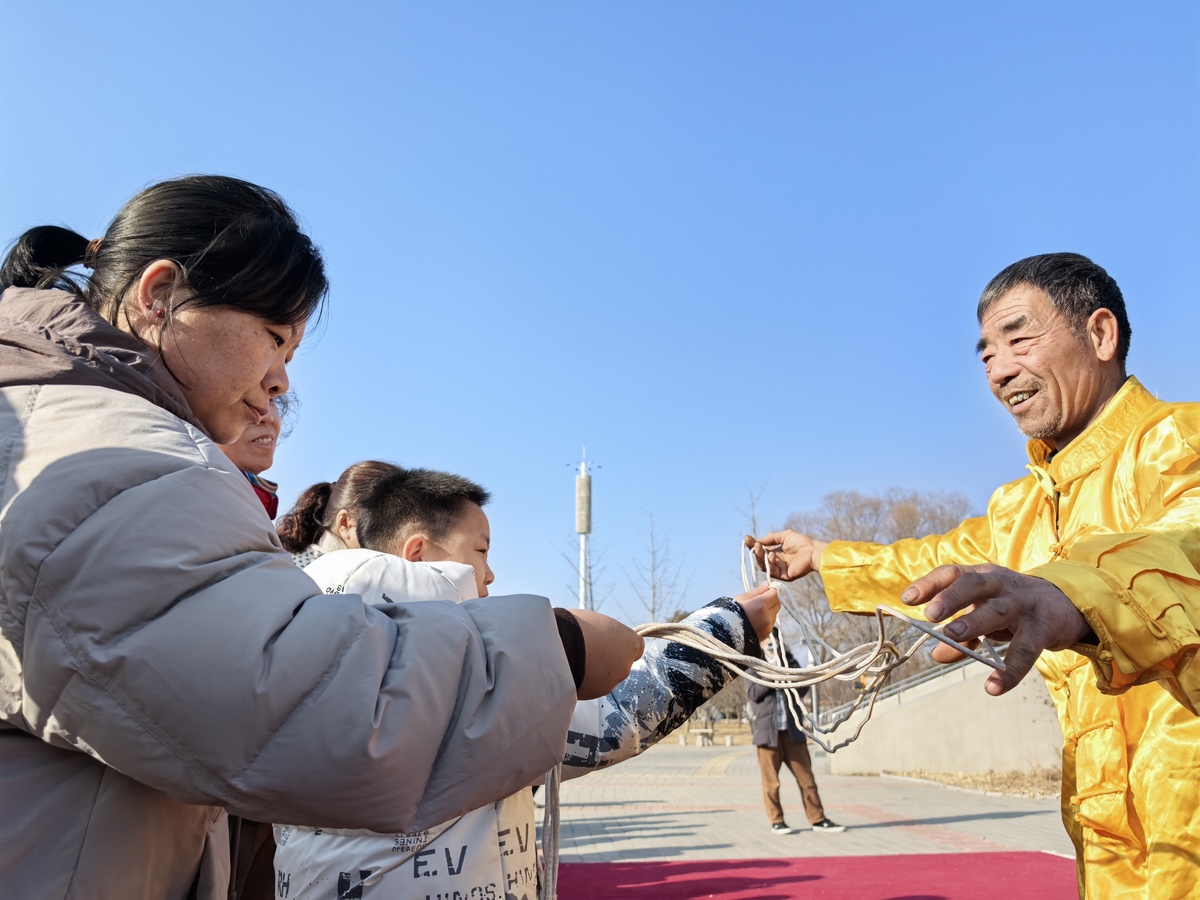 祥蛇报喜迎新<br>妙技呈祥贺岁