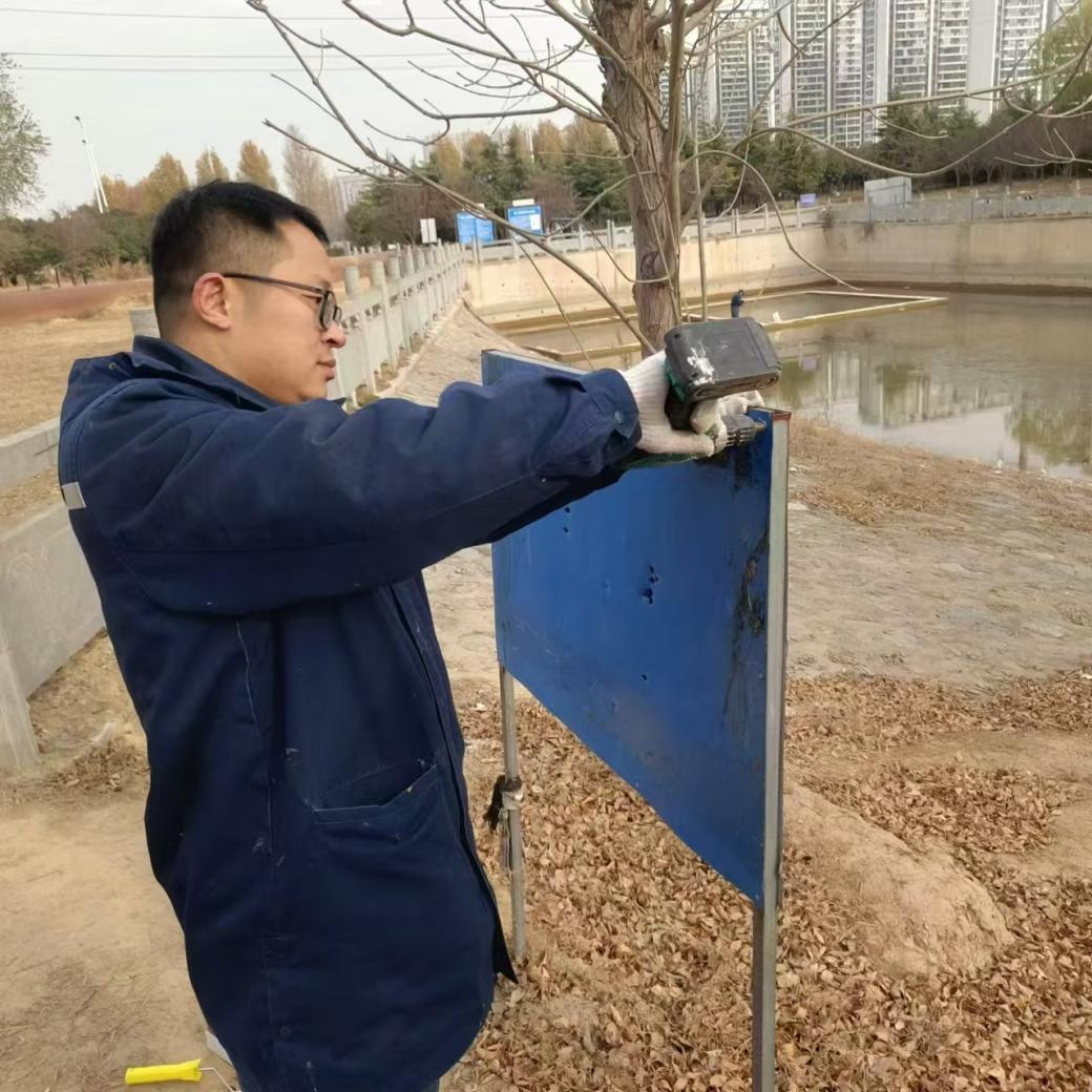 区河长办修缮更新濮上河沿线处河道岸坡警示牌