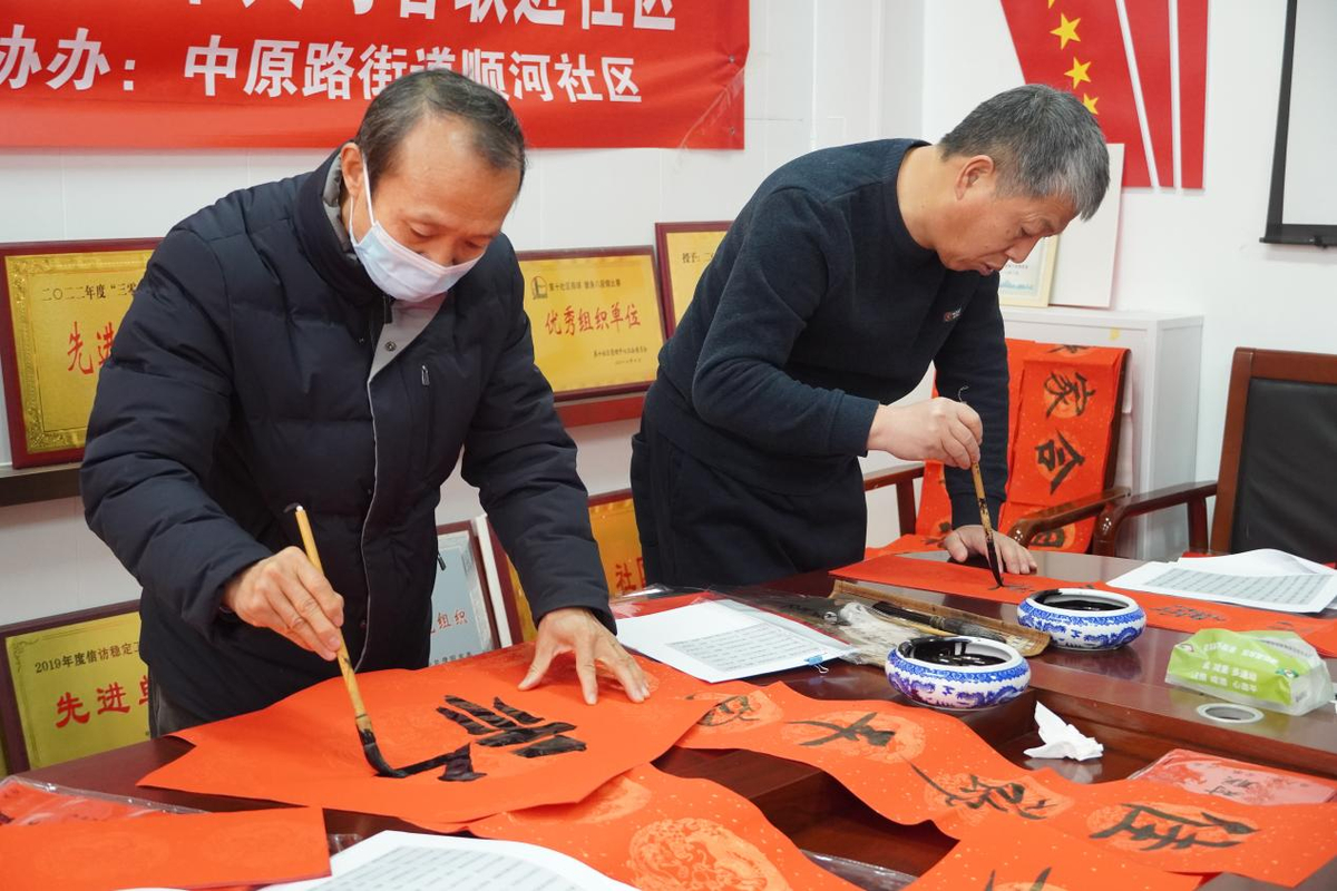 迎新春 送祝福 油地一家亲——华龙区2025年义写春联进社区