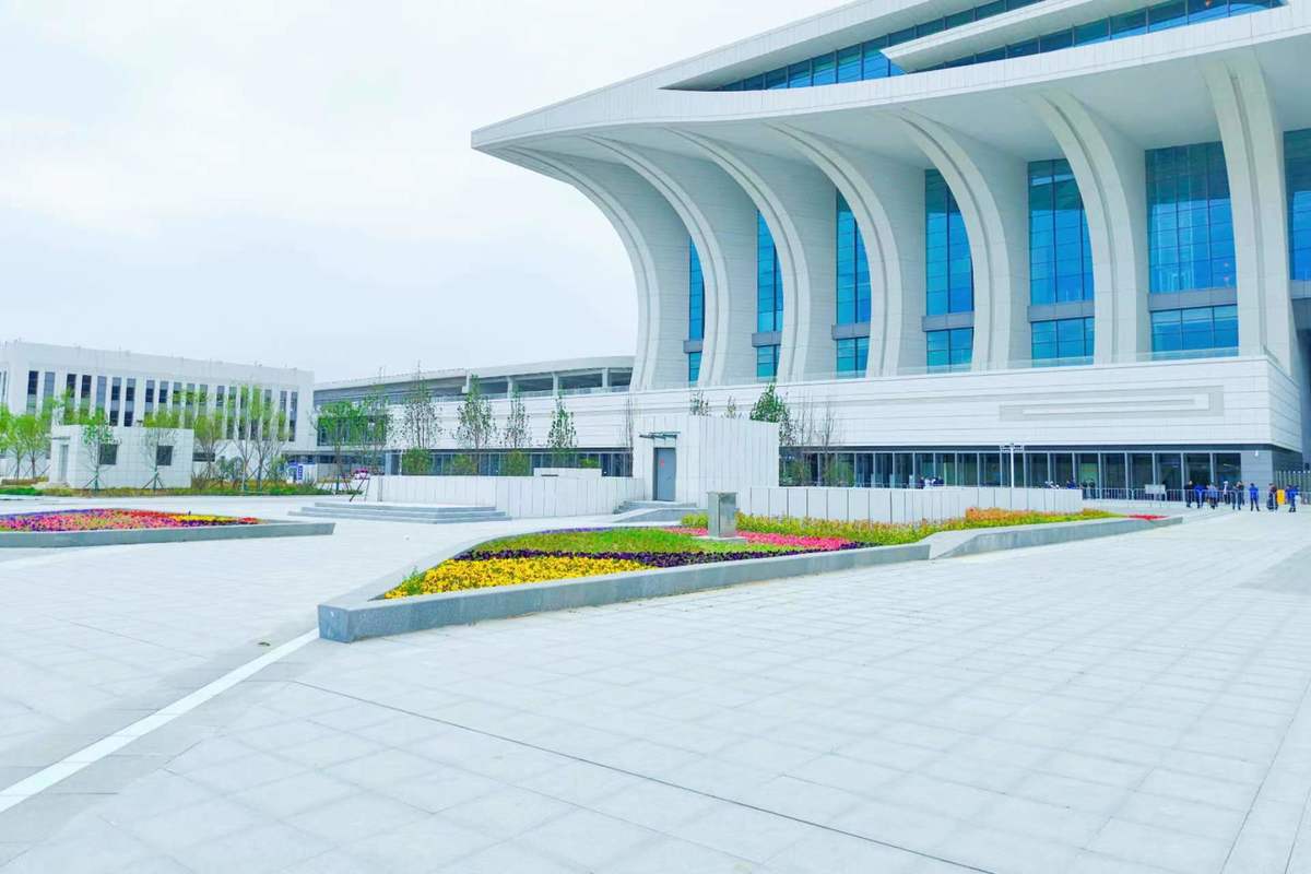 不负春光好时节 奋楫扬帆正当时——纪航空港站西广场形象提升