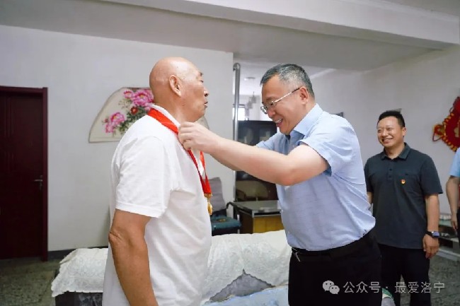 王瑞“七一”前夕走訪慰問(wèn)老黨員