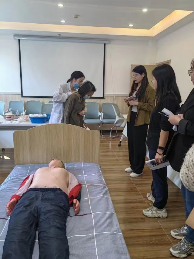 清风街道安彩社区开展养老护理学习培训