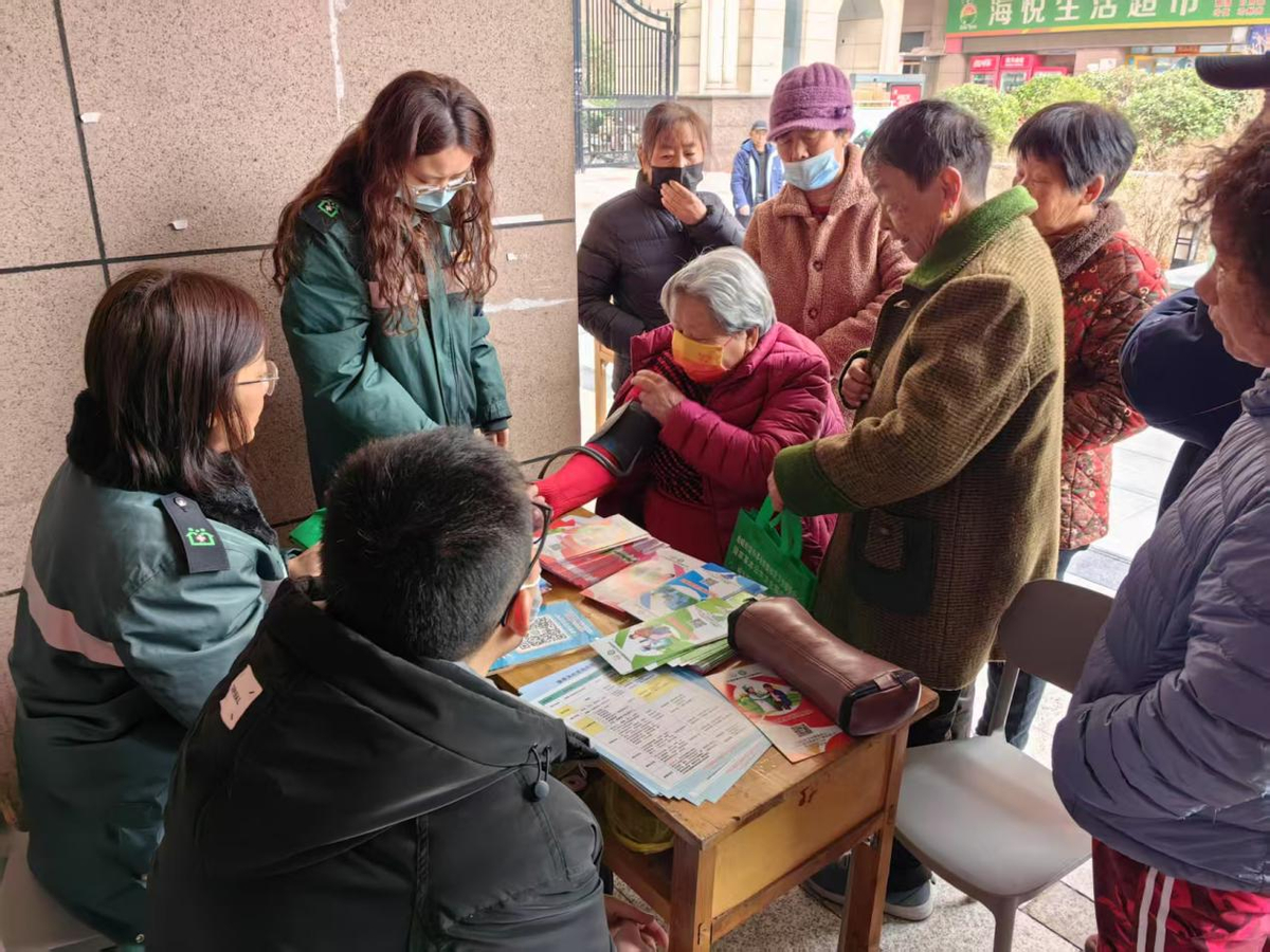 华豫社区开展关爱健康义诊活动
