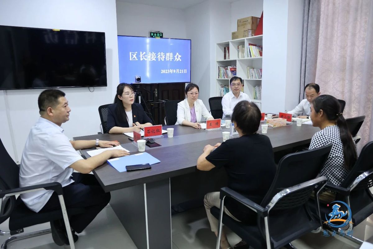 王婕接待来访群众