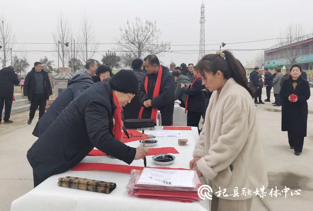 首頁>新聞動態>杞縣要聞> 同時,書法家們齊聚一堂,將心底的美好祝願化