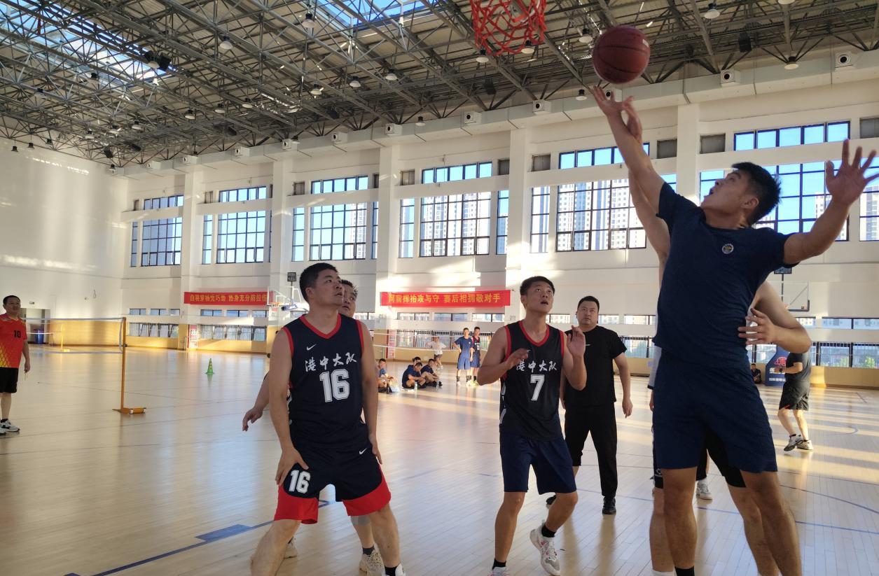 以球会友 凝聚合力——龙王办事处与区消防港中大队成功举办“七一”篮球友谊联赛