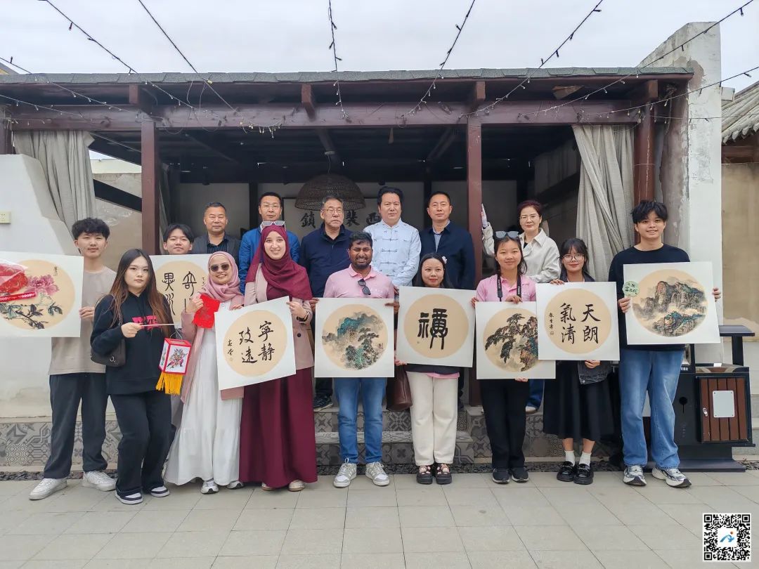 武汉大学等三所高校国际学生到安阳县西裴小镇参观