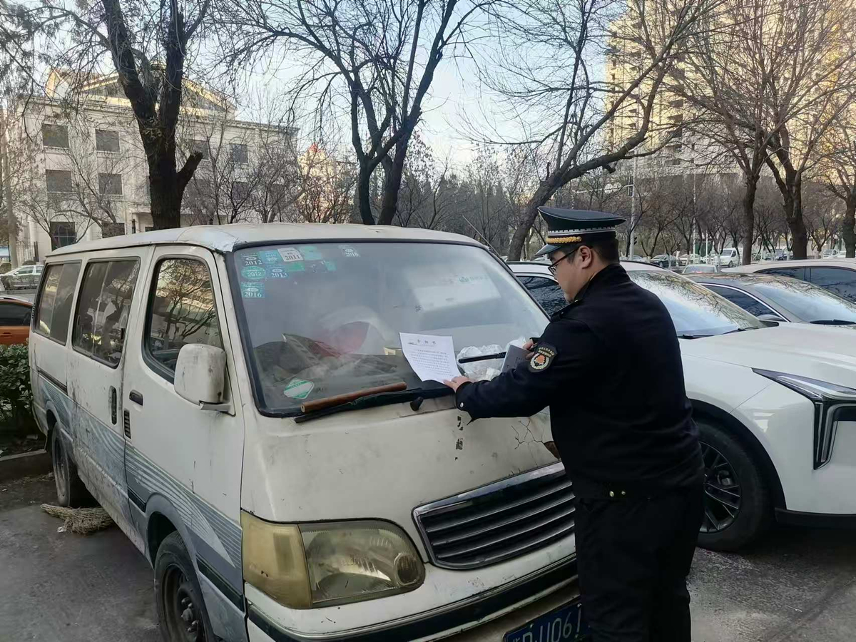 高新区综合执法大队 开展废弃汽车专项整治行动