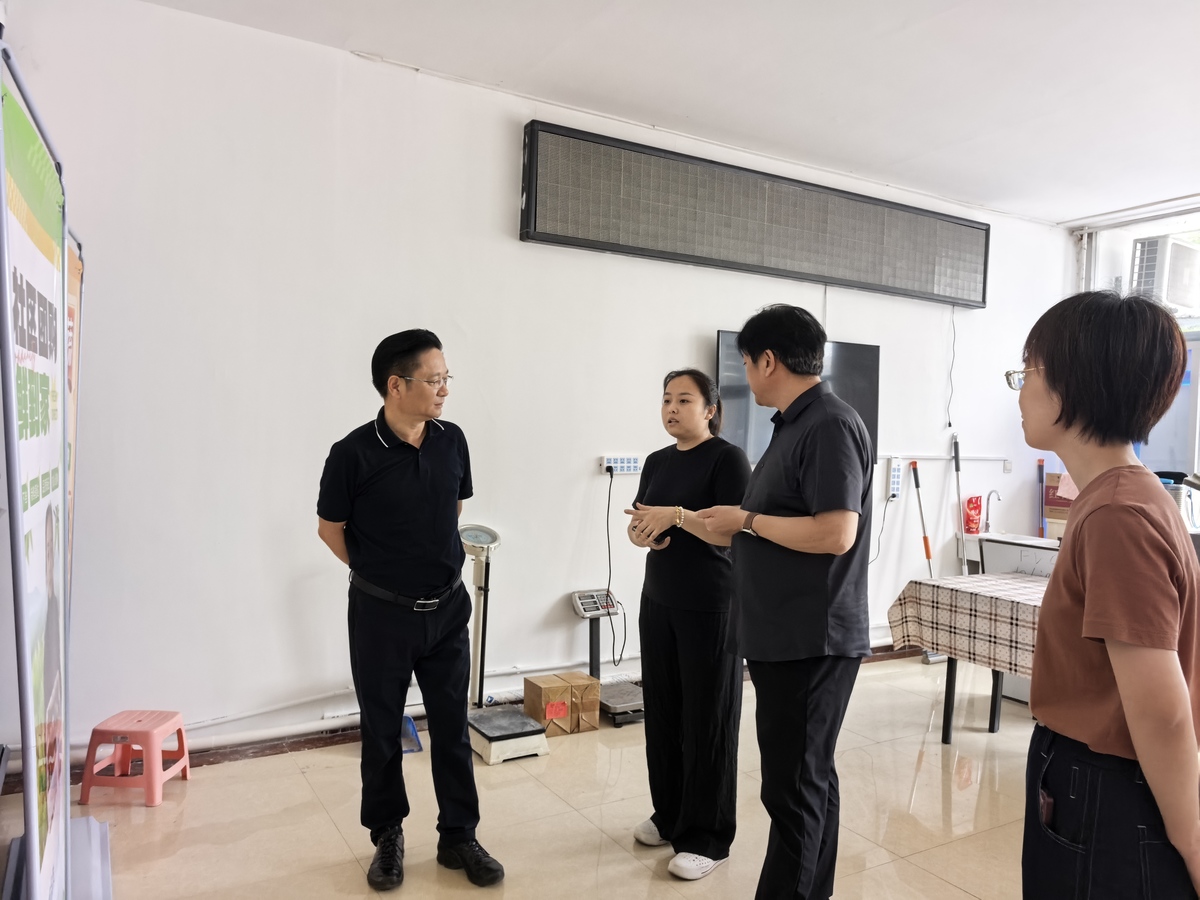 區(qū)長(zhǎng)梅興秦到基層聯(lián)系點(diǎn)調(diào)研并走訪慰問老黨員