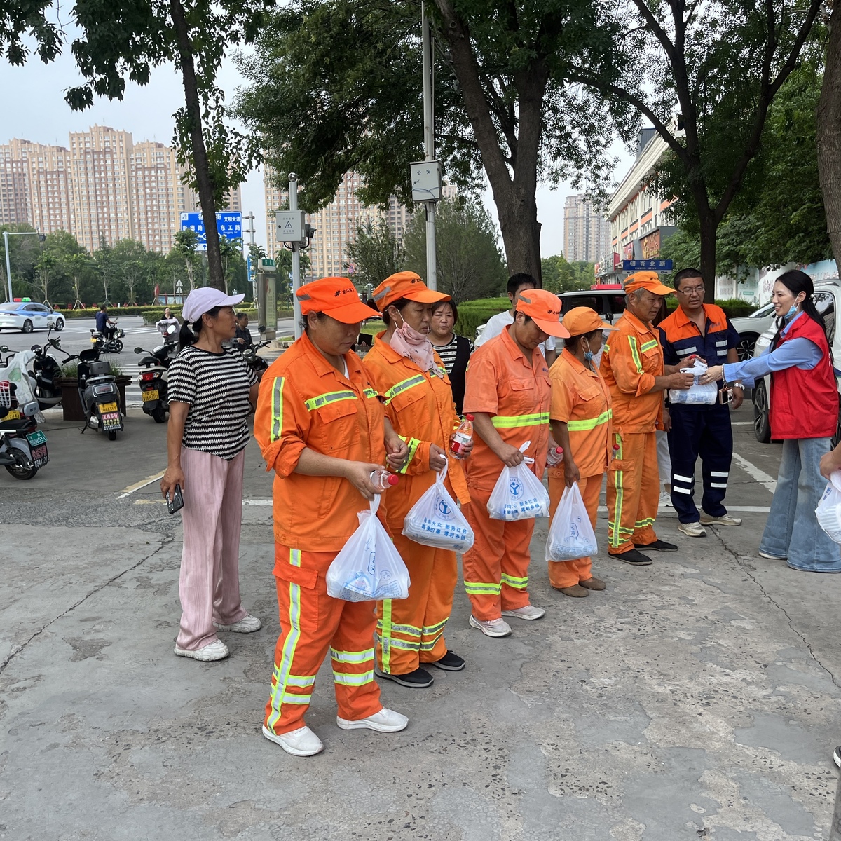 高新区财政金融局开展关爱“ 高温下的坚守者”慰问一线环卫工人活动