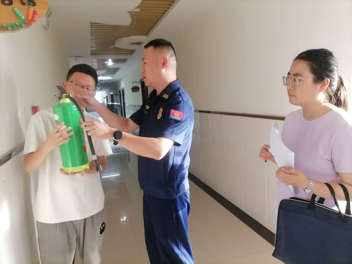 航空港区消防救援支队港北大队联合应急局、办事处多举措开展消防科技宣传活动