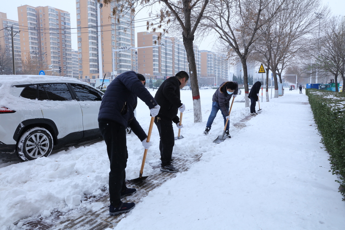 高新区管委会以雪为令清除积雪保畅通