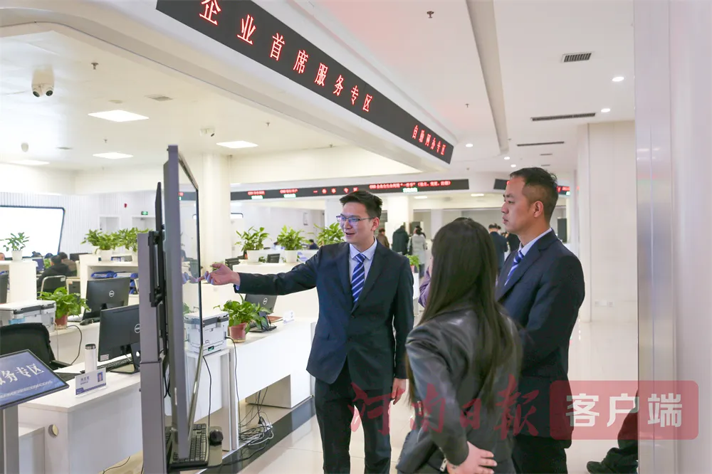 政务服务中心工作人员正在为企业提供“一对一”服务 (4).jpg