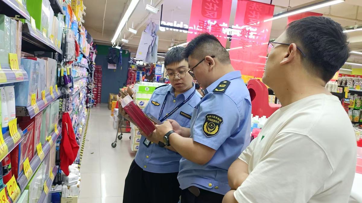 区市场监管局开展“5.25爱肤日”宣传活动