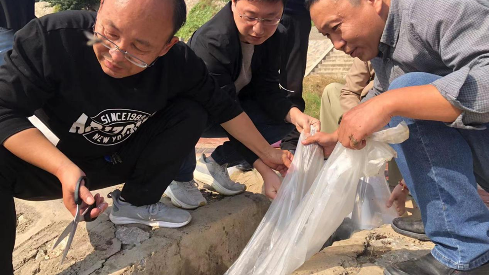 安阳市殷都区水冶镇：放生鱼苗 守护绿水