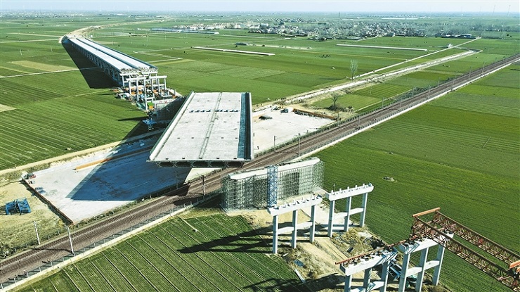 安羅高速跨新兗鐵路特大橋轉(zhuǎn)體成功