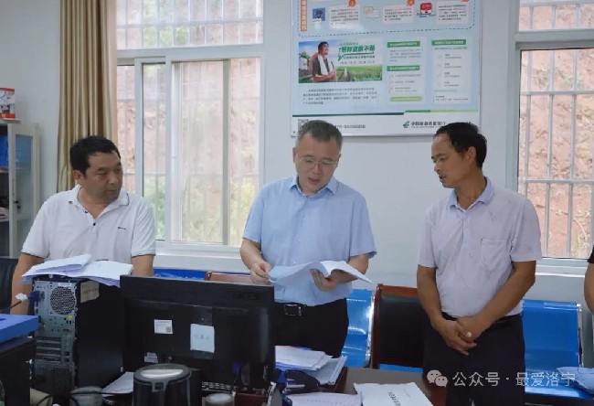 王瑞以“四不两直”方式到小界镇调研