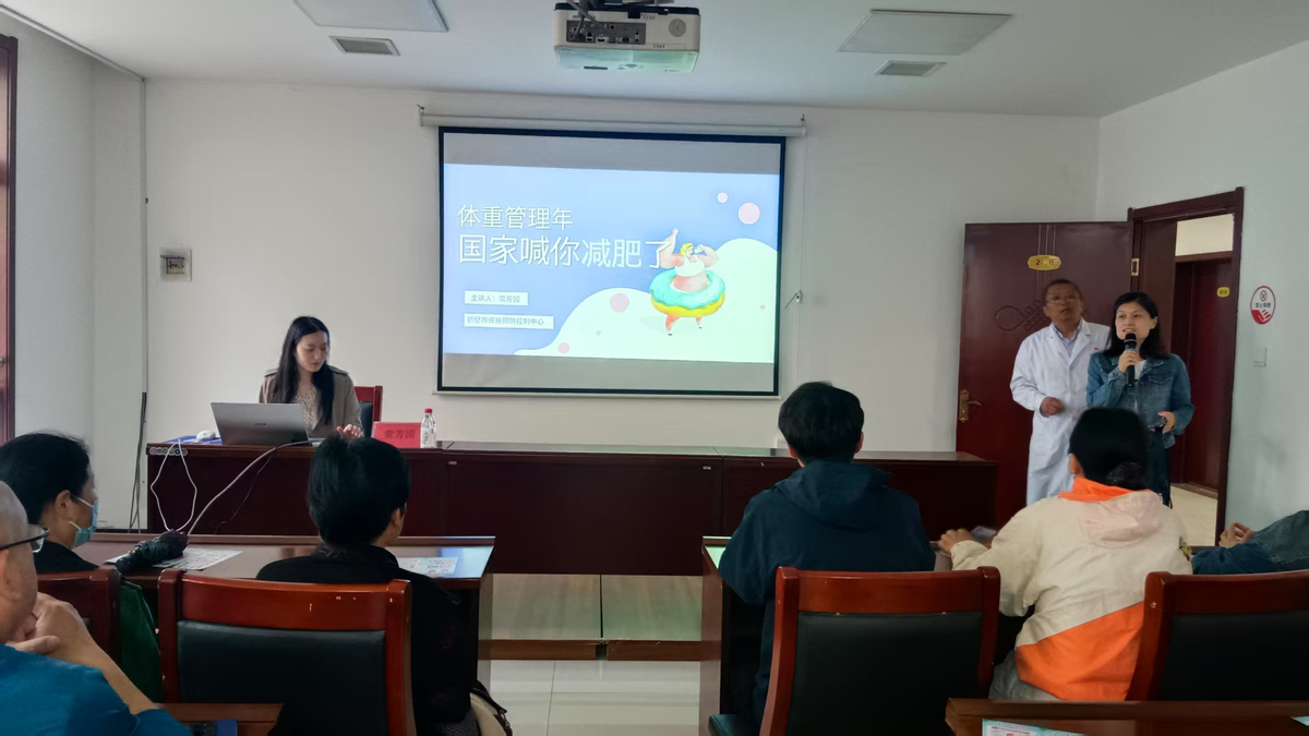 河南省职业健康知识巡讲暨“五进”活动 走进濮阳市华龙区东城花园社区 	